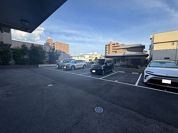 近隣に郵便局、病院や役所など暮らしに役立つ施設が揃う住み良い住環境です♪