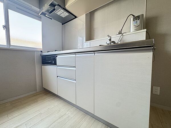 キッチン横に窓付きなのでお料理中に換気が出来ます◎収納も多く使いやすいです！