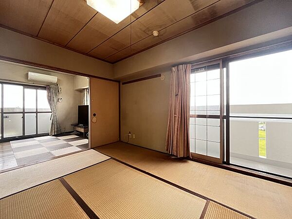 和室は、リビングから目が届くので、お子様の遊び部屋・お昼寝スペースとして使うのもオススメです♪