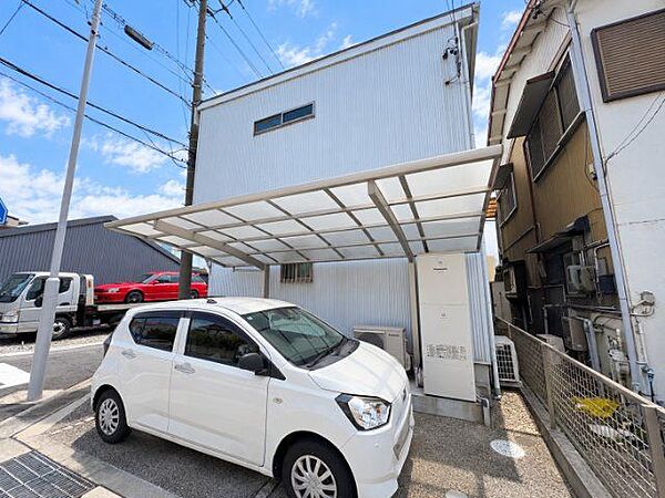 駐車スペースは2台分。カーポート付きのスペースもございます◎※一部CG加工により残置物を除去しています。