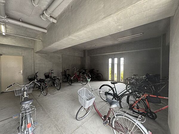 屋根付きの駐輪スペースで大切な自転車を雨などから守ります！