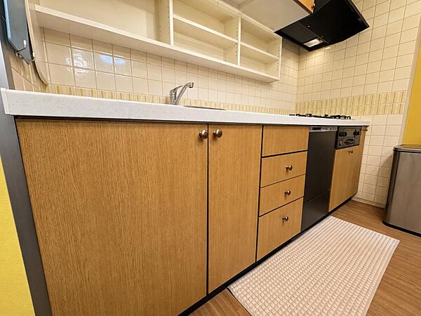 収納豊富なキッチン！調理器具などもたっぷり収納できます♪