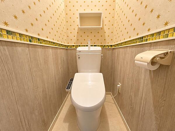 トイレにはちょっとした棚も備えられています♪