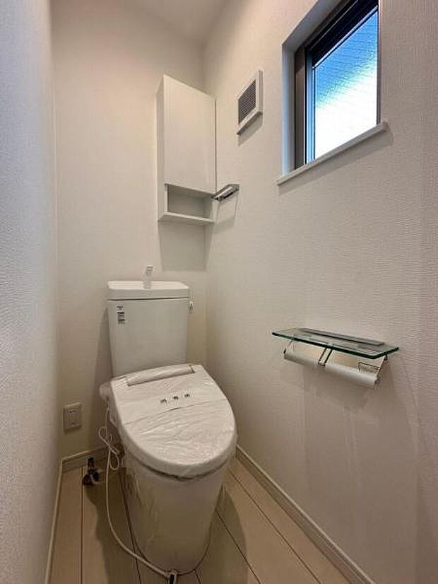 《トイレ》1階と3階の2カ所にウォシュレット機能付きのトイレがあります。