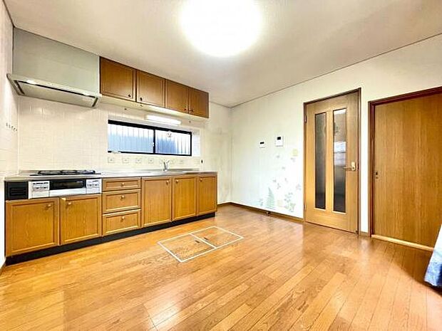 《リビング》 キッチンが壁際にあるので、家具のレイアウトもしやすく、空間が広く利用できます♪
