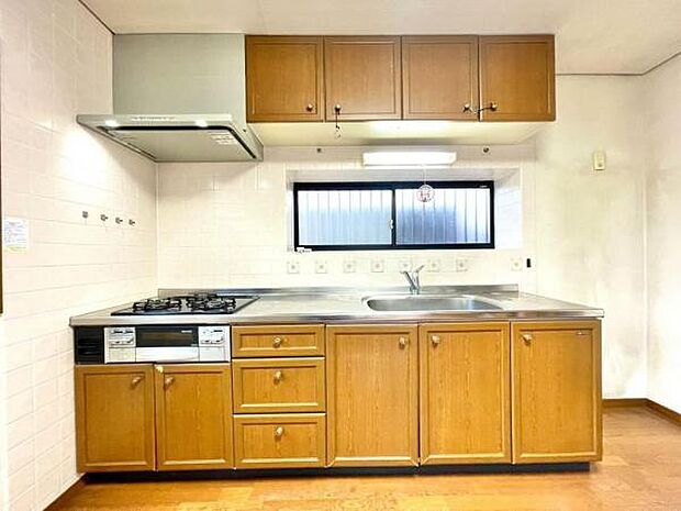 《キッチン》 3口ガスコンログリル付システムキッチン。まな板なども置ける調理スペースも確保