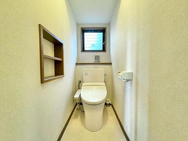 《トイレ》 温水洗浄機能付♪小窓が有る事で換気や明るさも◎収納棚も付いております