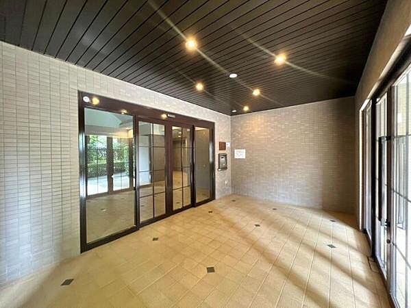 《エントランス》オートロック完備で防犯面も安心です。
