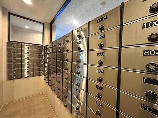 《郵便受け》ロック付きで安心の集合ポスト。