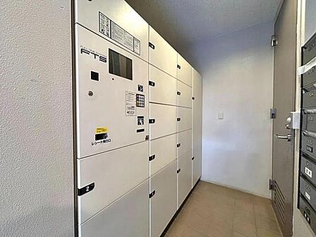 《宅配BOX完備》不在時でも安心して荷物を受け取れる宅配ボックス。
