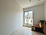 洋室：《洋室》こちらは2階10帖洋室。西側1面に部屋があり、将来壁を作ることで2部屋に間取り変更できます。