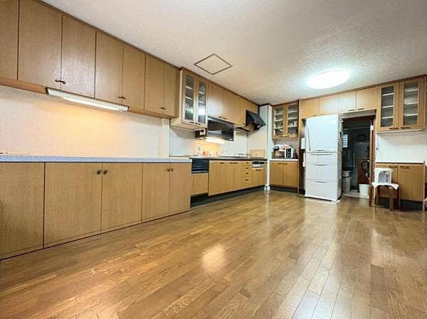 《ダイニングキッチン》壁一面に広がる収納スペース。リビングを広く使えますね