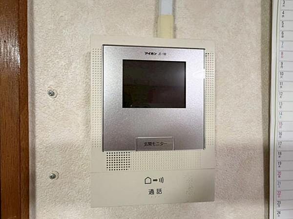 《TVモニターインターホン》モニター付きで顔を確認できるので、防犯面でも安心ですね。