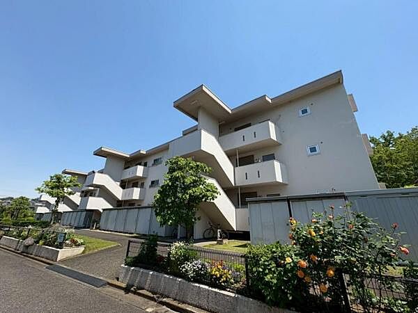 《外観》自然と調和した落ち着いた暮らしが出来る3階建てマンションです
