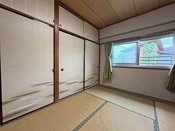 《和室》こちらは中央和室です。角部屋なので全部屋に窓があり、明るく通風の良いお部屋です♪