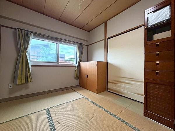 《和室》ダイニングからも隣の和室からも出入りが出来ます。