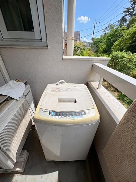 《洗濯機置き場》バルコニーに洗濯機置き場があるのでお洗濯をそのまますぐ干せますね。
