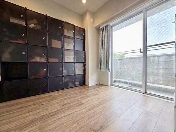 《洋室》洋室からもバルコニーに出入りが出来ます。