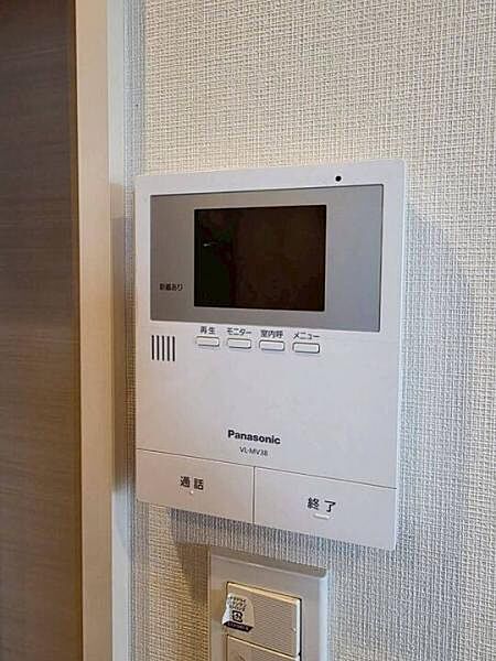 《TVモニターインターホン》モニター付きで顔を確認できるので、防犯面でも安心ですね。