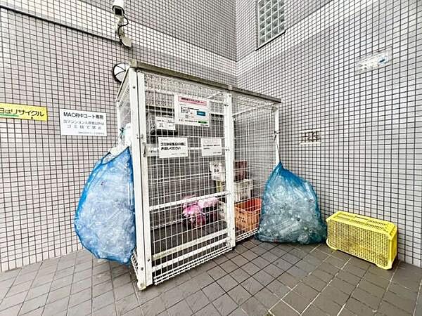 《ゴミ置き場》囲われているのでカラス被害の心配が軽減されます。