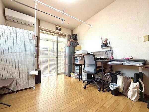 《洋室》こちらは1階サービスルームです。こちらのお部屋にはサンルームが付いています。