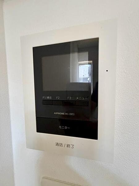 《TVモニターインターホン》モニター付きで顔を確認できるので、防犯面でも安心ですね。