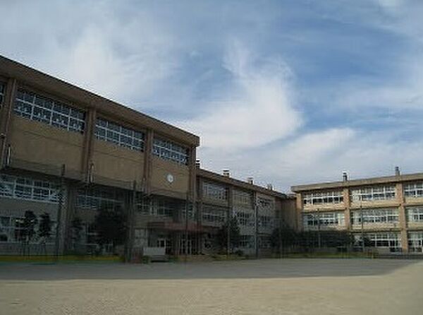 津市立育生小学校（712m）