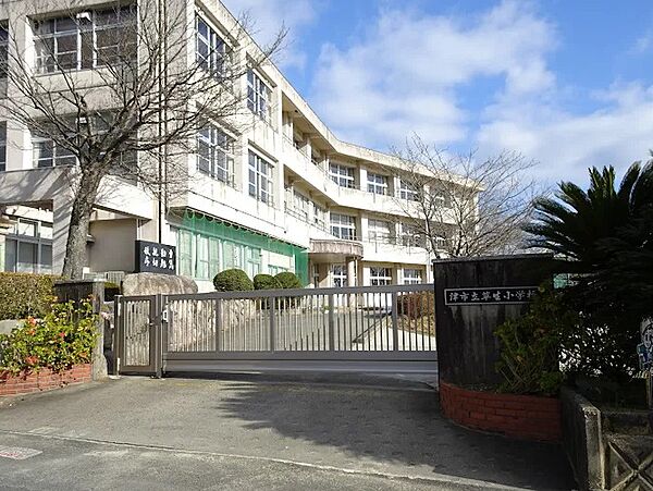 津市立草生小学校（129m）