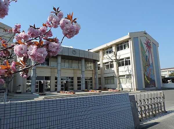 津市立南が丘中学校（839m）