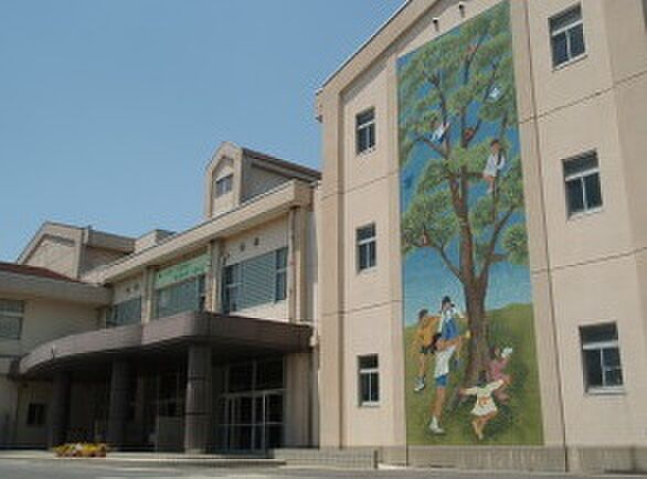 津市立南が丘小学校（746m）
