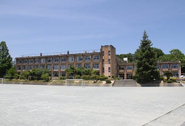 津市立西が丘小学校（1066m）