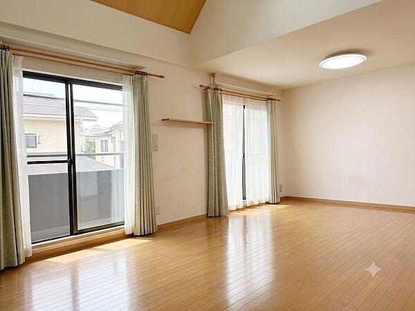 明るい陽射しが入るリビング※AI加工にて家具などを消しています。