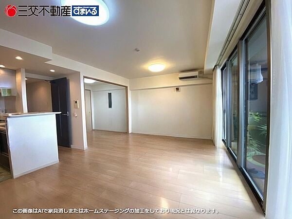 【リビングダイニング】窓が大きくて明るく開放感がある空間です。和室との仕切りを開ければ、リビングと一体的に使用できます。