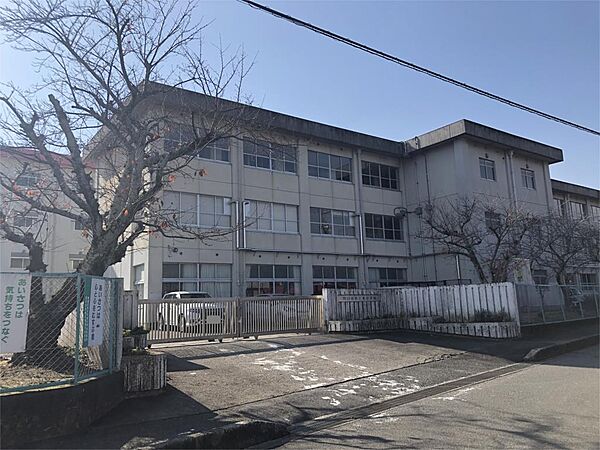 四日市市立桜中学校（1760m）