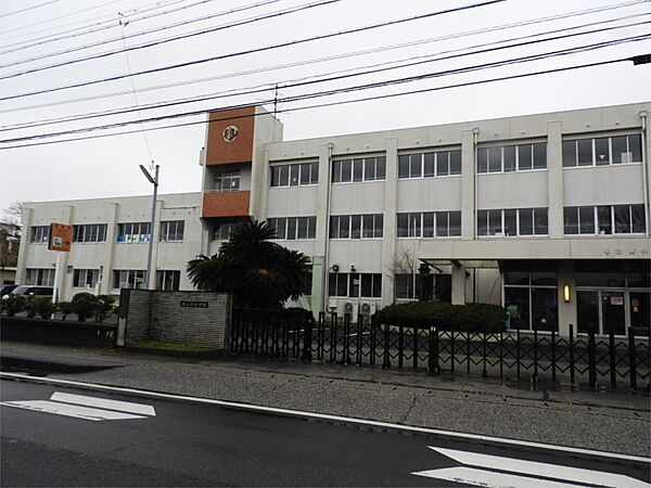 亀山市立亀山東小学校（558m）