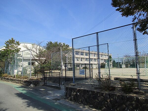 鈴鹿市立石薬師小学校（2069m）