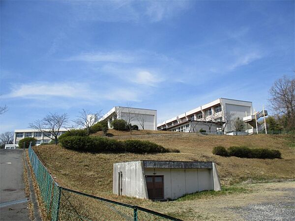 亀山市立中部中学校（2573m）