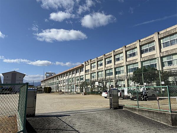 四日市市立内部小学校（1491m）