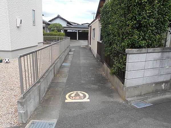 西側接面道路