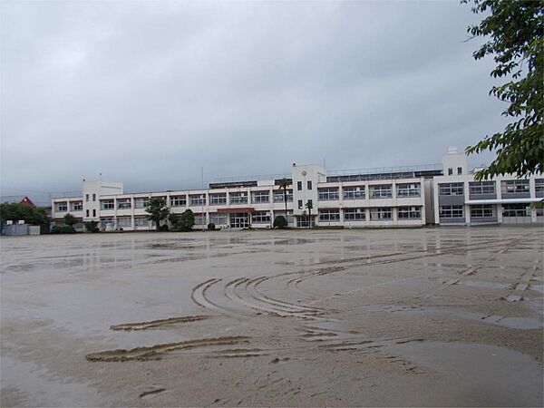 松阪市立中川小学校（180m）