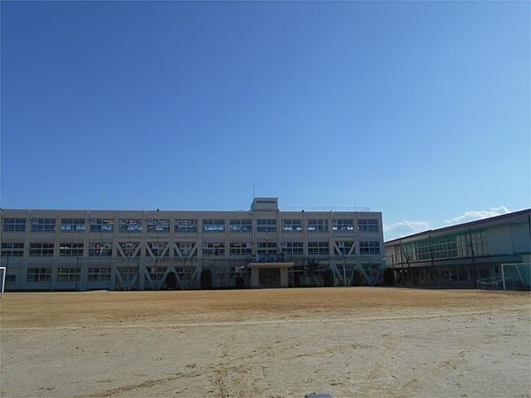 桑名市立明正中学校（894m）