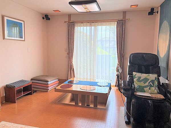 掘り込み式テーブルあり　冬には掘りごたつにできます