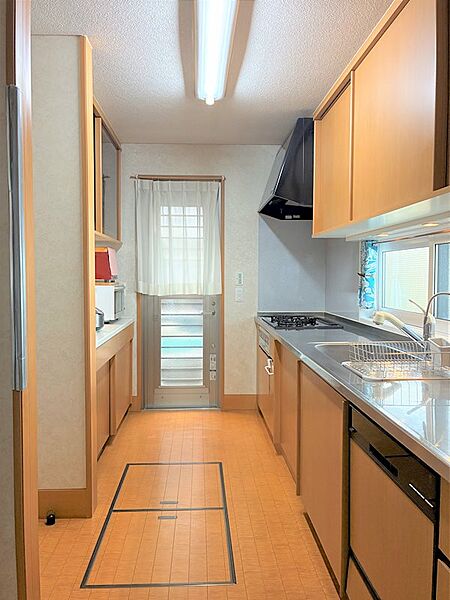 幅広大型キッチン　造付カップボードあり