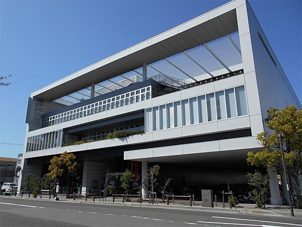 桑名市立中央図書館（894m）