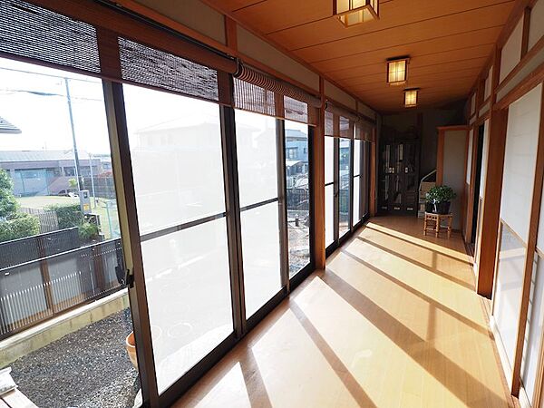 幅の広い縁側です