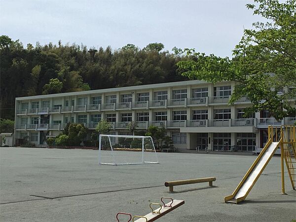 伊勢市立進修小学校（1084m）