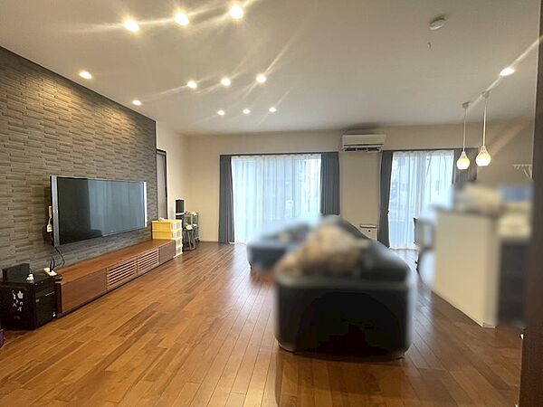 【LDK別角度】ライトが天井に埋め込まれているため、空間がすっきり見えます。優しい光がリビングを照らし、癒しの空間が広がります！