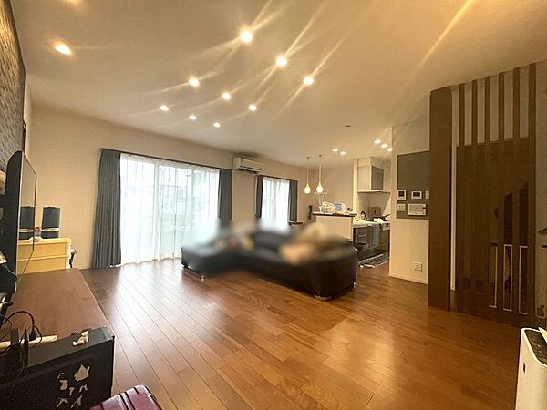【LD】2面採光につき陽光降り注ぐ明るい空間が広がります！