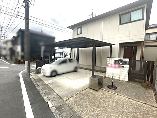 【北東側から撮影】敷地内並列2台駐車可能！（車種による）カーポート付