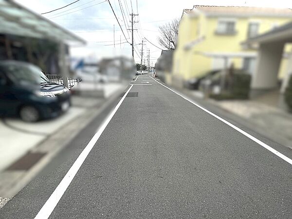 【東側前面道路】幅員6.0mあり、駐車も楽々♪